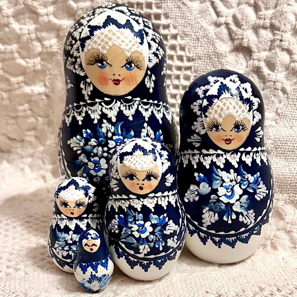 Matryoshka  Russian Nesting Wooden Doll 5 Piece🤚🏽Painted🔵⚪️Signed 6.5 in - Picture 2 of 15